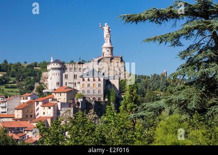 La France, la Haute Loire, La Chapelle Saint-clair, un arrêt sur el Camino de Santiago, l'église Saint Laurent et la statue du Général Lafayette Banque D'Images