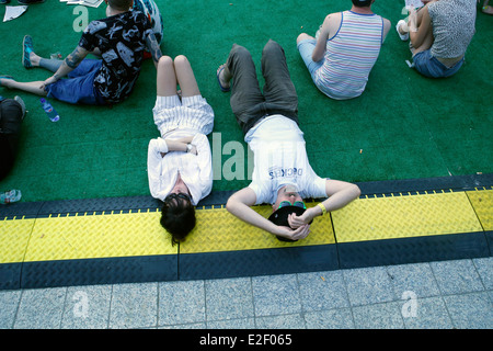 Festivaliers vu la détente ou le refroidissement au cours de la musique et des médias de l'avancée du Sonar festival de Barcelone, Espagne Banque D'Images