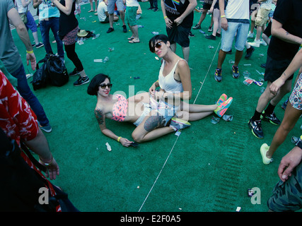 Festivaliers vu la détente ou le refroidissement au cours de la musique et des médias de l'avancée du Sonar festival de Barcelone, Espagne Banque D'Images