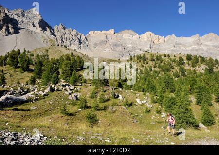 France Hautes Alpes près de Ceillac randonnée entre le lac Sainte Anne (2415 m) et le Lac Miroir (2214 m) parc naturel régional du Queyras Banque D'Images