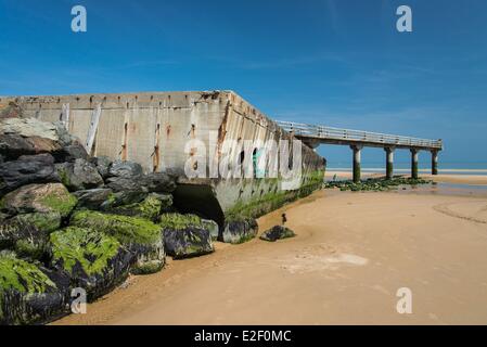 France Calvados Vierville sur Mer ponton flottant échoués sur la relique de quais port artificiel Mulberry UN ce dock a été accroché Banque D'Images