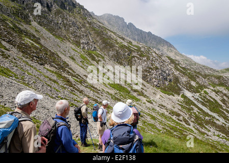 Les randonneurs randonnée sur chemin de Bwlch Tryfan à la crête hérissée à dans les montagnes du Parc National de Snowdonia. Tryfan mcg North Wales UK Banque D'Images