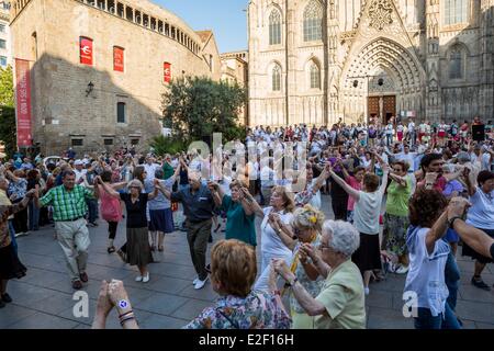 Espagne, Catalogne, Barcelone, Barri Gotic, danses en face de la cathédrale de Santa Eulalia Banque D'Images
