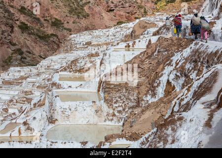 Le Pérou, Cuzco Province, Vallée Sacrée des Incas, Salinas de Maras, sel l'exploitation minière dans les Andes Banque D'Images