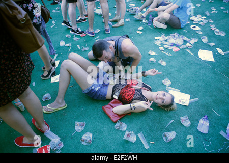 Festivaliers vu la détente ou le refroidissement au cours de la musique et des médias de l'avancée du Sonar festival de Barcelone, Espagne Banque D'Images