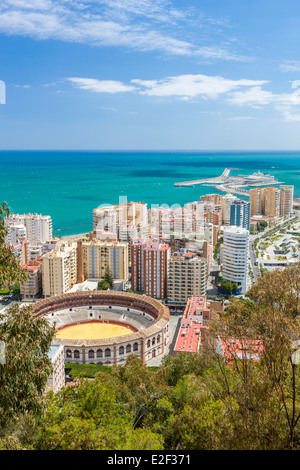 Vue du Castillo de Gibralfaro sur une arène entourée de gratte-ciels, Malaga, Costa del Sol, Andalousie, Espagne, Europe. Banque D'Images