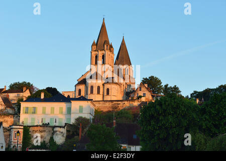 France Indre et Loire Loches la Collégiale Saint Ours roman et gothique du 11ème et 12ème siècle et les maisons Banque D'Images