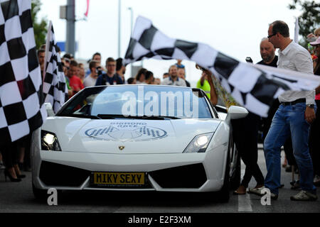 Brno, République tchèque. 19 Juin, 2014. Voitures de luxe en début de course de diamants 2014 Le 19 juin 2014 à Brno, République tchèque. La première étape se terminera à Cracovie, Pologne. Photo : CTK/Alamy Live News Banque D'Images