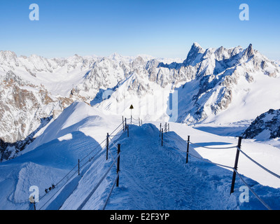 Route vers chemin cordée Vallée Blanche avec les skieurs descendant sur arête de l'Aiguille du Midi. Chamonix-Mont-Blanc Rhone-Alpes France Banque D'Images