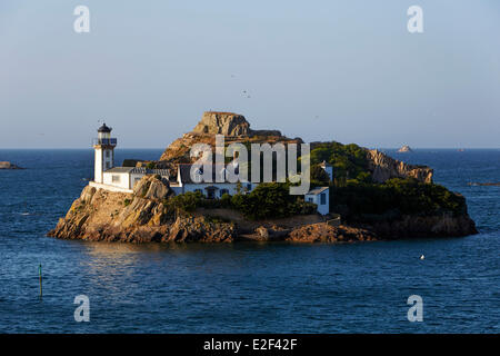 La France, Finistère, la baie de Morlaix, Carantec, l'île Louet et son phare Banque D'Images