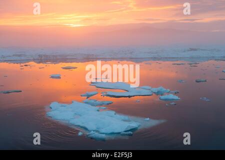 La Russie, la Tchoukotka, district autonome de l'île Wrangel, la banquise au coucher du soleil Banque D'Images