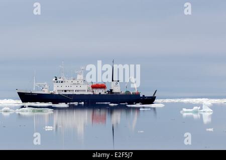 La Russie, la Tchoukotka, district autonome de l'île Wrangel, banquise, Spirit of Enderby, professeur Khromov Banque D'Images