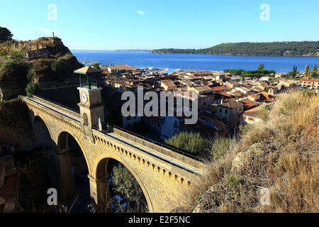 France Bouches du Rhône Saint Chamas le pont-aqueduc de l'horloge entre les collines et Moulieres Bau l'étang de Berre dans Banque D'Images