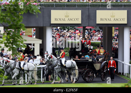 Ascot, Berkshire, Royaume-Uni. 19 Juin, 2014. Cortège royal. La reine Elizabeth II arrive sur le ring parade. L''hippodrome d''Ascot. (La Reine Elisabeth, Ankunft, Kutsche, défilé royal) 518D190614ROYALASCOT.JPG Crédit : Frank Sorge/Caro/Alamy Live News Banque D'Images