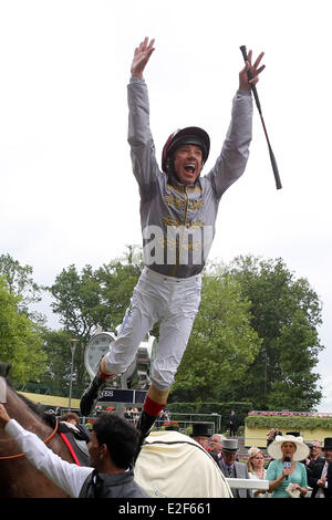 Ascot, Berkshire, Royaume-Uni. 19 Juin, 2014. Frankie Dettori saute Baitha Alga après avoir remporté le Norfolk Stakes. L''hippodrome d''Ascot. (Baitha Pferd, Jockey, algues, Dettori, Sieg, Dettori Jump, cintrées, Jubelsprung, springen, Freude, Siegesfreude) 532D190614ROYALASCOT.JPG Crédit : Frank Sorge/Caro/Alamy Live News Banque D'Images