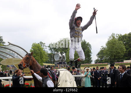 Ascot, Berkshire, Royaume-Uni. 19 Juin, 2014. Frankie Dettori saute Baitha Alga après avoir remporté le Norfolk Stakes. L''hippodrome d''Ascot. (Baitha Pferd, Jockey, algues, Dettori, Sieg, Dettori Jump, cintrées, Jubelsprung, springen, Freude, Siegesfreude) 533D190614ROYALASCOT.JPG Crédit : Frank Sorge/Caro/Alamy Live News Banque D'Images