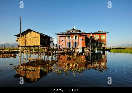 Myanmar (Birmanie), l'État Shan, au Lac Inle, village de Nam Pan, des maisons sur pilotis Banque D'Images