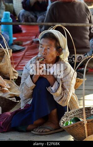 Myanmar (Birmanie), l'État Shan, au Lac Inle, village de Khong Tai, marché, vieille femme fumant un cheerot Banque D'Images