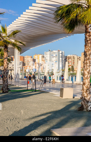 El Palmeral de las Sorpresas promenade au bord de l'eau dans le port, Marbella, Málaga, Costa del Sol, Andalousie, Espagne, Europe. Banque D'Images