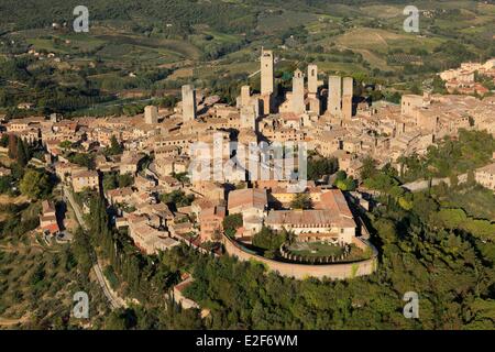 Italie Toscane Val d'Elsa le village médiéval de San Gimignano centre historique classé au Patrimoine Mondial de l'UNESCO (vue aérienne) Banque D'Images