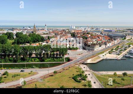 La France, Pas de Calais, Calais, surplombant la ville et le port Banque D'Images