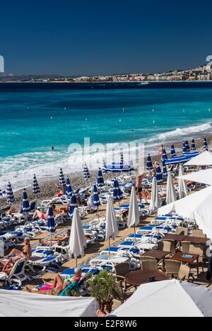 France, Alpes Maritimes, Nice, la plage Vue de la Promenade des Anglais Banque D'Images