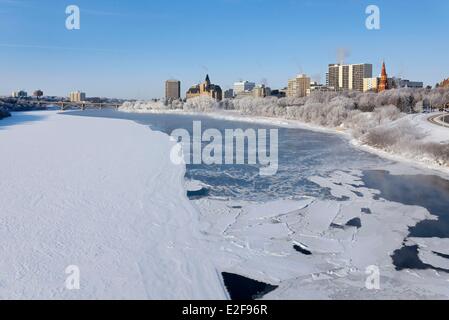 Canada, Saskatchewan, Saskatoon, le centre-ville depuis les rives de la rivière Saskatchewan Sud en hiver Banque D'Images