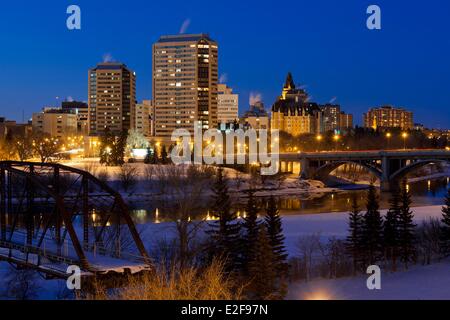 Canada, Saskatchewan, Saskatoon, centre-ville à la tombée de la rivière Saskatchewan Sud en hiver banques Banque D'Images