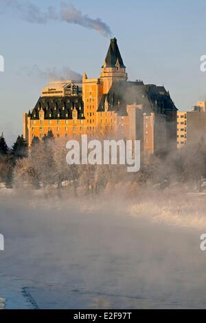 Canada Saskatchewan Saskatoon, Kiwanis Memorial Park le long de la rivière Saskatchewan Sud et de l'historique hôtel Delta Bessborough Banque D'Images
