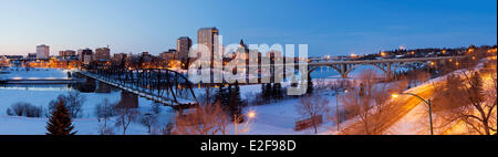 Canada, Saskatchewan, Saskatoon, vue panoramique de la ville au coucher du soleil à partir de la rivière Saskatchewan Sud banques Banque D'Images