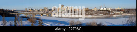 Canada, Saskatchewan, Saskatoon, vue panoramique du centre-ville à partir de la rivière Saskatchewan Sud banques Banque D'Images