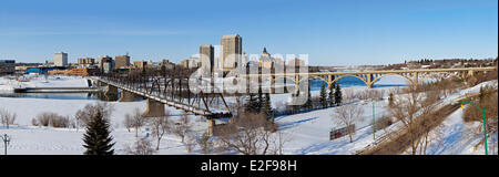Canada, Saskatchewan, Saskatoon, vue panoramique du centre-ville à partir de la rivière Saskatchewan Sud banques Banque D'Images
