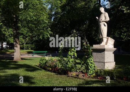 France Haute Garonne Toulouse jardin du Grand Rond ou Bowling-green statue de poète Toulousain Louis Vestrepain faite par Antonin Banque D'Images