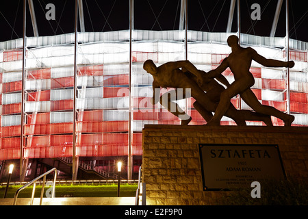 Course-relais. Vue sur le stade de football de nuit. Banque D'Images