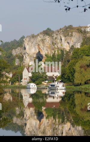 France Yonne chanel Nivernais Saussois péniche entre Chatel Censoir et Mailly le Chateau Saint Merry sur Yonne canal du Banque D'Images