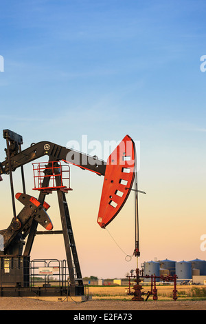 Jack la pompe à huile, dans le champ de pétrole de Bakken, près d'Estevan, Saskatchewan, Canada Banque D'Images