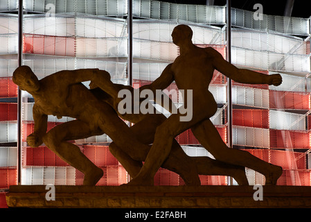 Course-relais. Vue sur le stade de football de nuit. Banque D'Images