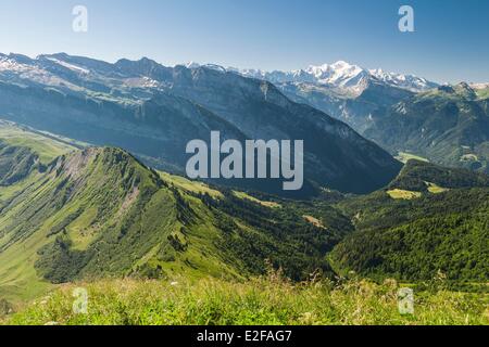 France Haute-Savoie Haut Giffre panorama du massif de la pointe d'Angolon (2084 m) vue sur la vallée du Giffre et le Mont Blanc Banque D'Images