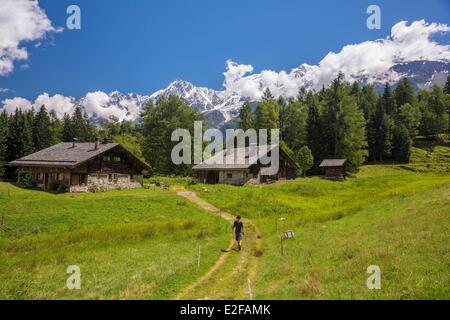France Haute Savoie Les Houches hameau d'alpage de Charousse avec vue sur le Massif du Mont Blanc Mont Blanc du Banque D'Images