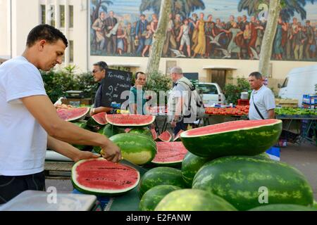 France, Rhône, Lyon, fresque sur la façade ouest de la Bourse du Travail (bourse du travail) sur la place Guichard, le jour du marché Banque D'Images