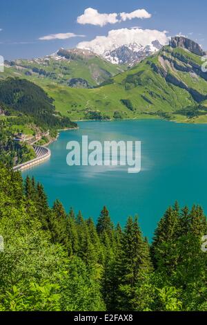 France, Savoie, massif du Beaufortain, le lac de Roselend et le barrage et le Mont Blanc en arrière-plan Banque D'Images