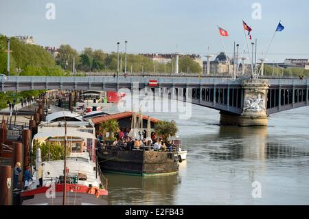 France, Rhône, Lyon, Rhône, banques, café barge amarrée au quai Général Sarrail et le pont Lafayette Banque D'Images