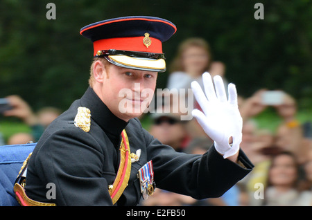 Prince Harry, Capitaine Harry Wales dans son rôle militaire, pendant Trooping the Colour. Contact visuel. Ondulation Banque D'Images