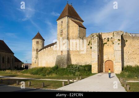 France, Seine et Marne, Blandy les Tours, 12e et 14e siècle château médiéval en pein coeur du village Banque D'Images