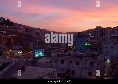 La Jordanie, Amman, Amman Gouvernorat, vue de l'al Hashimi boulevard et la vieille ville depuis le toit de l'hôtel Pasha Palace par nuit Banque D'Images