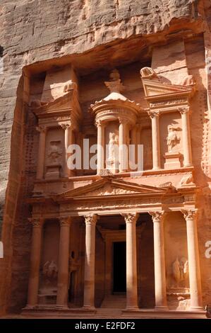 La Jordanie Le gouvernorat de Ma'an Nabaean site archéologique de Petra classée au Patrimoine Mondial de l'UNESCO le Khazneh, façade et entrée privée Banque D'Images