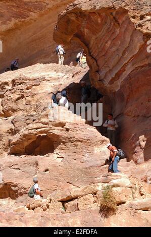 La Jordanie Le gouvernorat de Ma'an Nabaean site archéologique de Petra classée au Patrimoine Mondial de l'UNESCO les touristes prenant la descente vers Banque D'Images