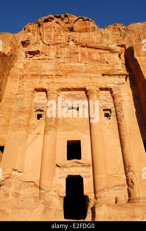 La Jordanie Le gouvernorat de Ma'an Nabaean site archéologique de Petra classée au Patrimoine Mondial de l'UNESCO et son entrée tombeau Urn Banque D'Images