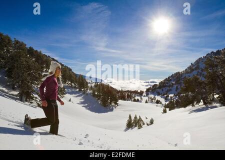 France, Isère, Massif de Belledonne, Chamrousse femme pratiquant la raquette Banque D'Images