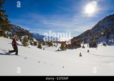 France, Isère, Massif de Belledonne, Chamrousse femme pratiquant la raquette Banque D'Images